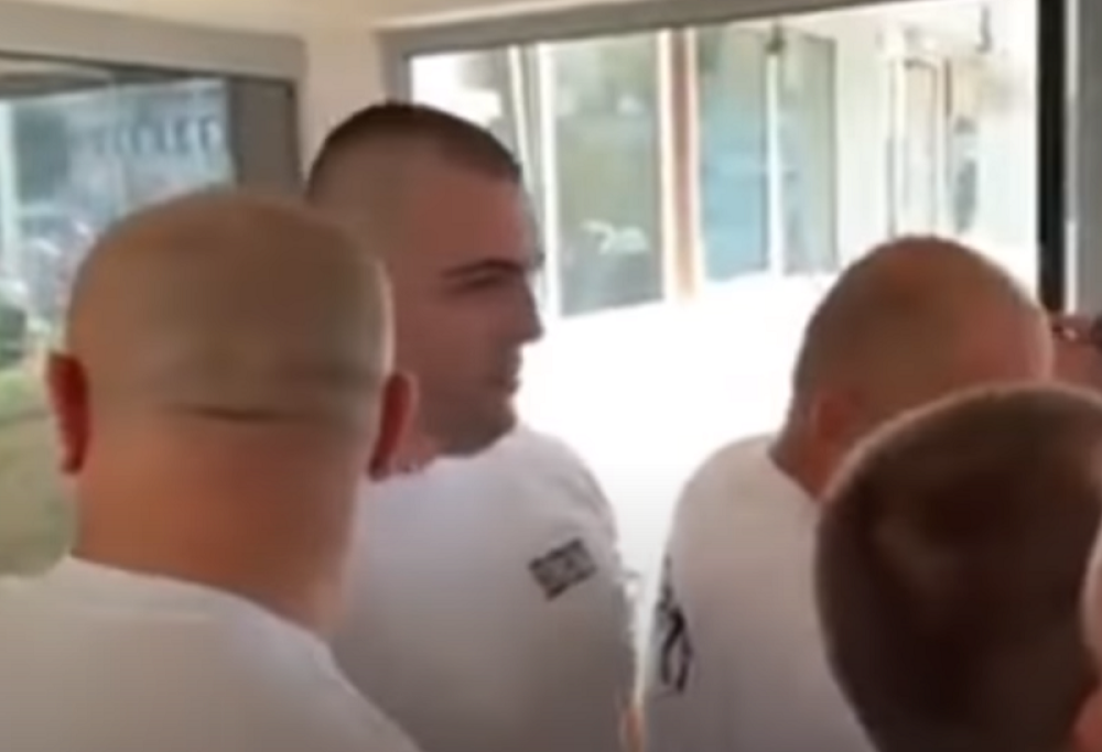 Milovi plaćeni batinaši pokušali da spreče odbornike da uđu u zgradu Opštine (VIDEO)