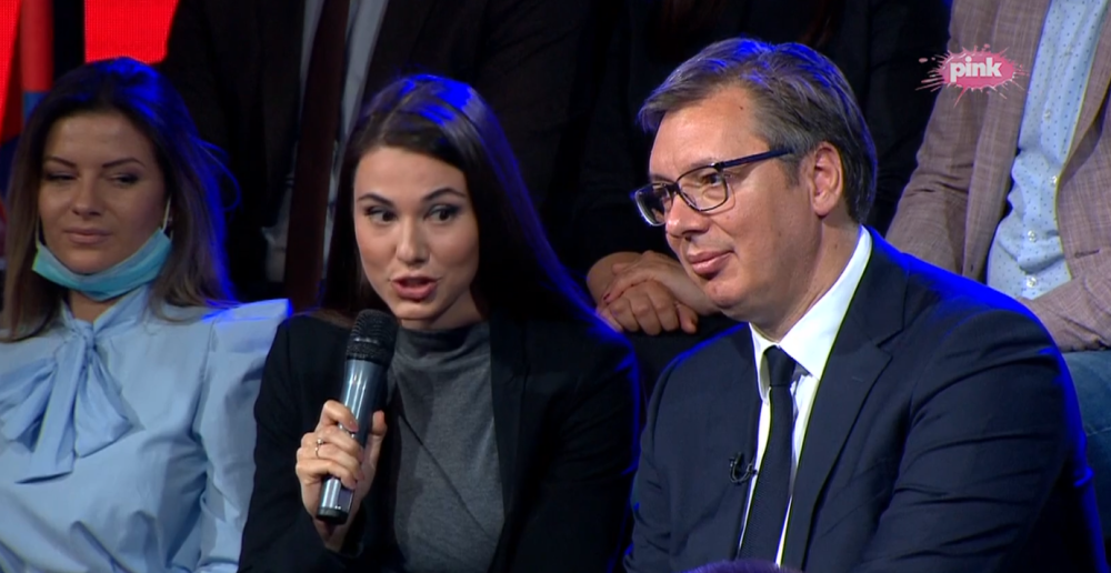Ceo studio večeras gledao u lepoticu pored Vučića! Rekla je nešto veoma važno za građane Srbije