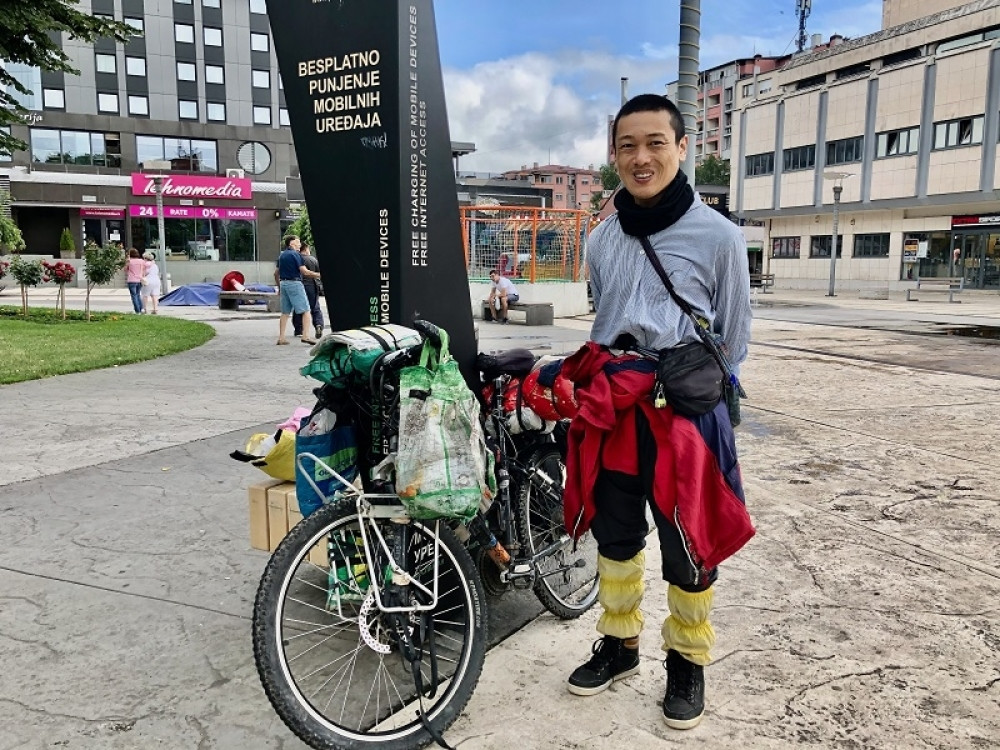 Za vreme korone sam spavao na autobuskoj stanici u Bugarskoj, oduševljen sam Srbijom i pametnom klupom u Pirotu