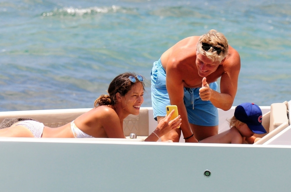 Srpkinja u bikiniju zaljuljala talase sa svojom jahtom, a Bastijan krkao i čuvao decu! (FOTO)