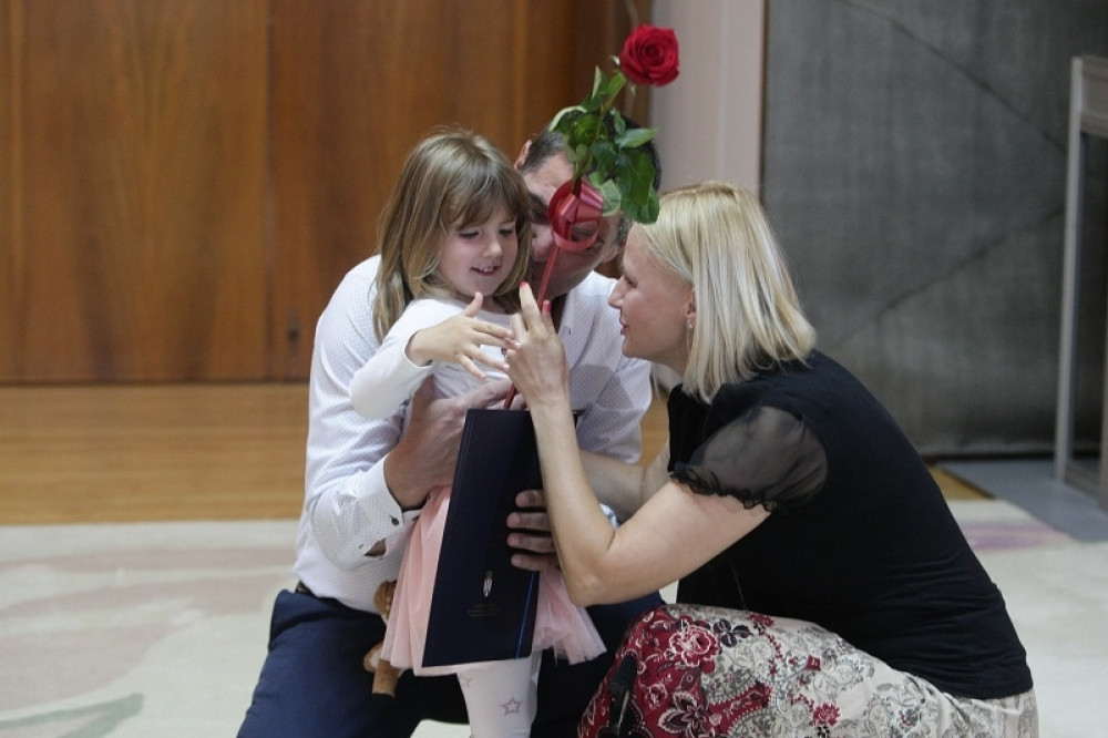 Porodici Savić odobreno usvajanje devojčice (FOTO)