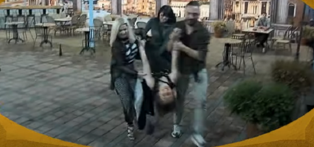 Ivana Mitrović pala na beton, počela nekontrolisano da vrišti dok joj se trzalo telo: Takmičari je uneli u vilu! (VIDEO)