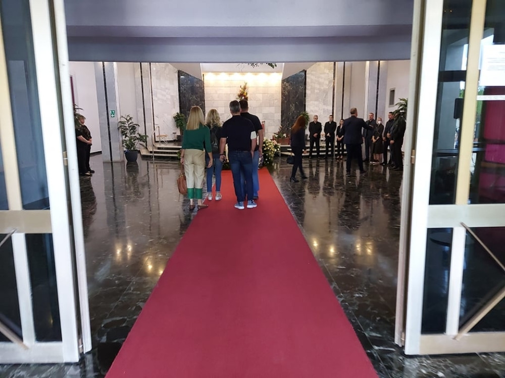 Kada Violetu Ašanin budu spuštali u raku čuće se specijalna melodija na zahtev porodice (VIDEO)