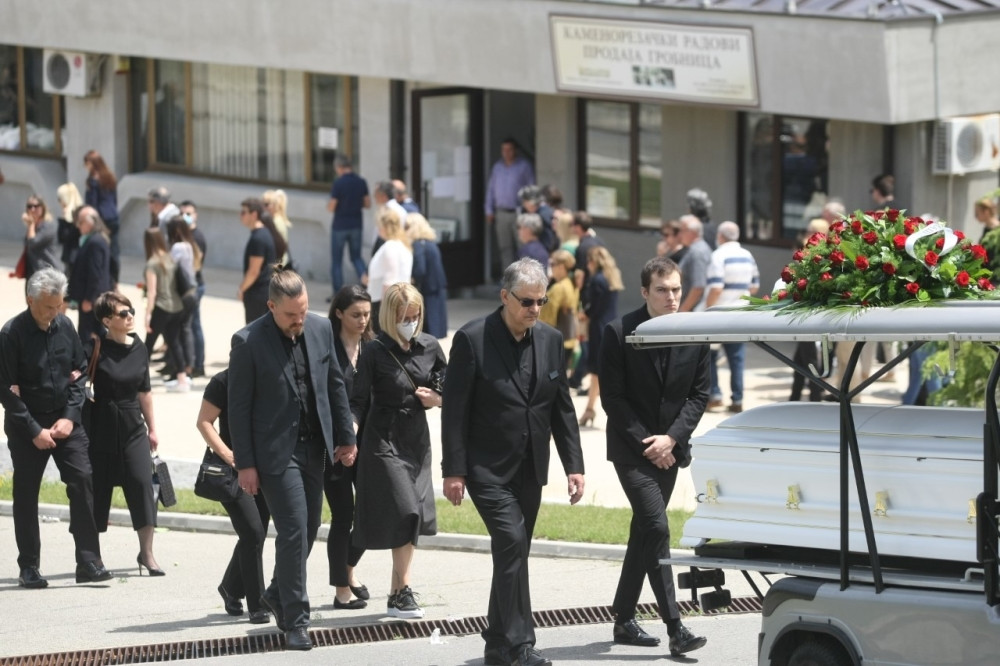 Beli kovčeg, beli krst, a kada su se začuli stihovi pesme "Možda spava", prisutni su briznuli u plač (FOTO/VIDEO)