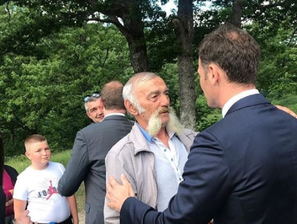 Domaćinski nazdravio rakijom od drenjina