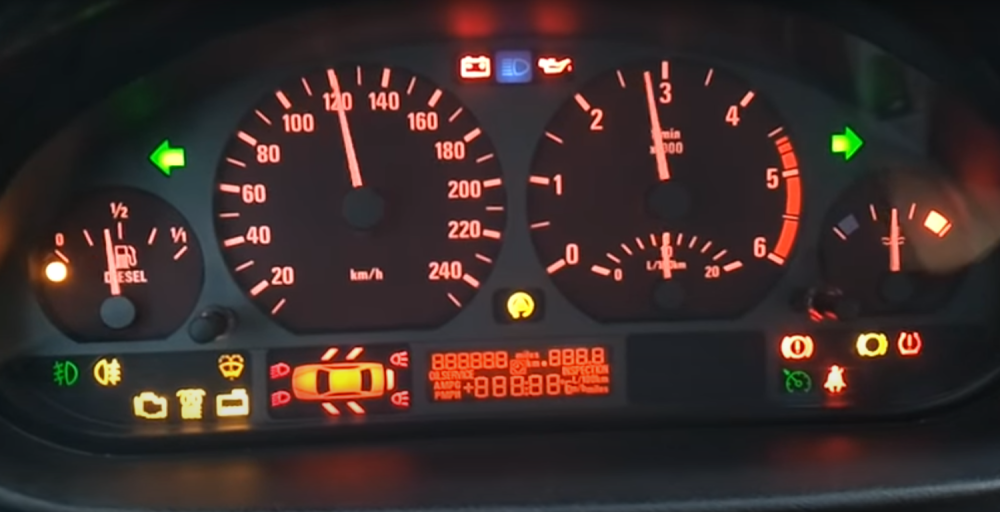 Pokazivač količine goriva na instrument tabli ima dodatnu funkciju, ključnu za rad automobila