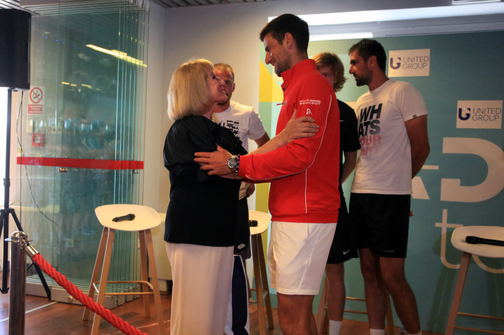 Novak sreo majku Dražena Petrovića - dobio poklon koji će imati posebno mesto u domu Đokovića (FOTO/VIDEO)
