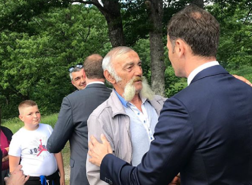 Siniša Mali oduševljen srpskim selom, domaćinski je dočekan uz rakiju "drenju" i cicvaru! (FOTO)