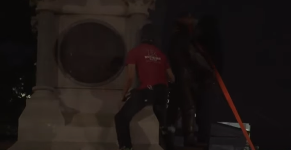 Rušili, vukli ih po ulici, jednu "obesili" na banderi (VIDEO)