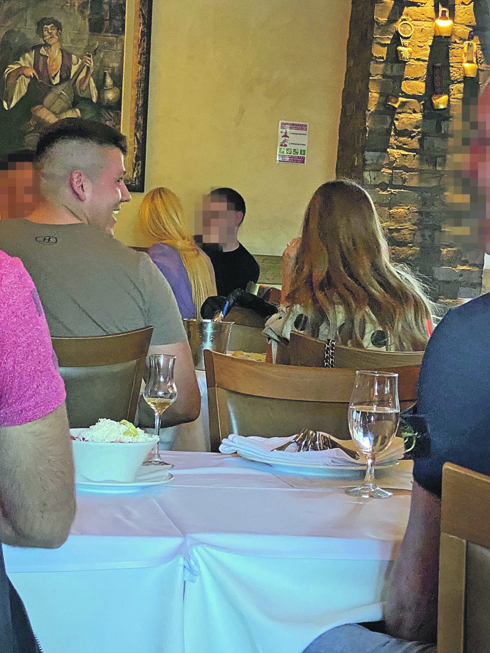 Sloba u kafani pravi planove za svadbu!