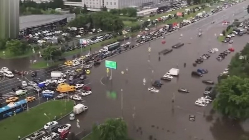 Ruska prestonica pretvorena u veliko jezero, vozila plutaju gradom (VIDEO)