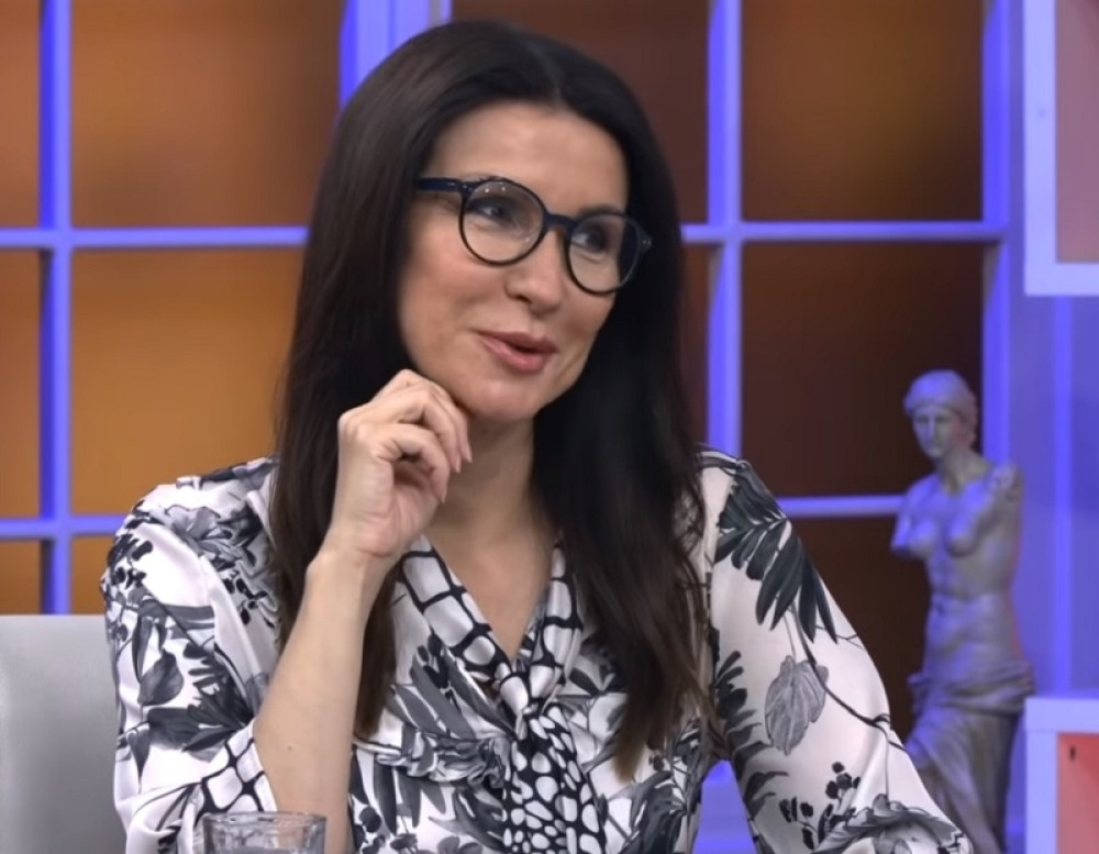 Gepek voditeljke prepun skupocene garderobe: Snežana Dakić pokazala bez čega ne izlazi u javnost! (VIDEO)