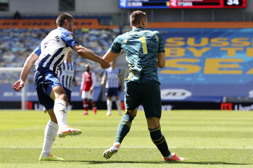 Užasna povreda kolena golmana Arsenala - besan urlao i psovao na rivala (VIDEO)