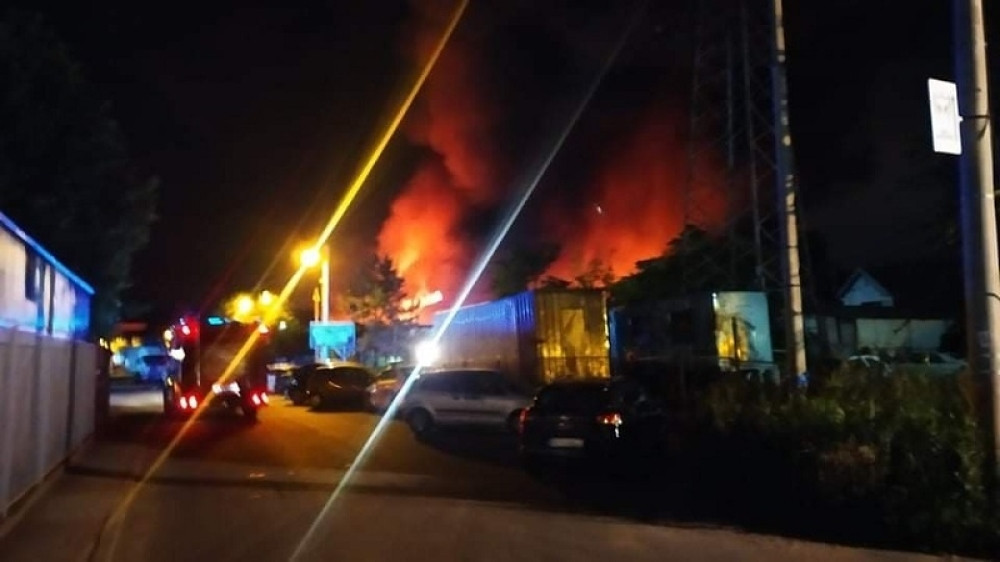 Buža je u poslednjem trenutku spasio jedan život, dok je požar uništavao sve pred sobom! (VIDEO)