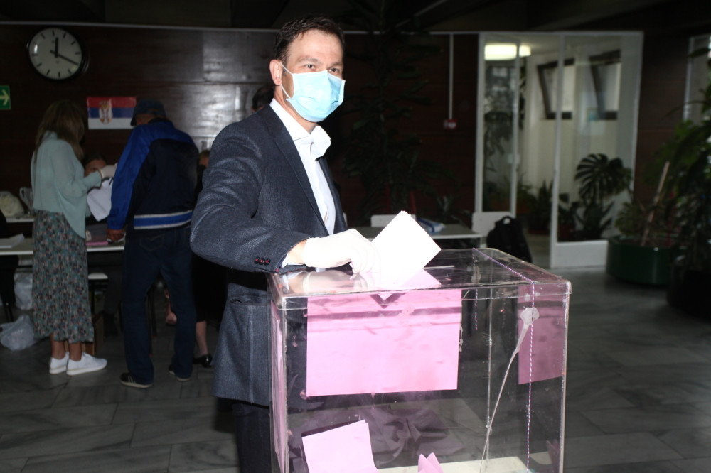 Siniša Mali glasao na Zvezdari (FOTO)