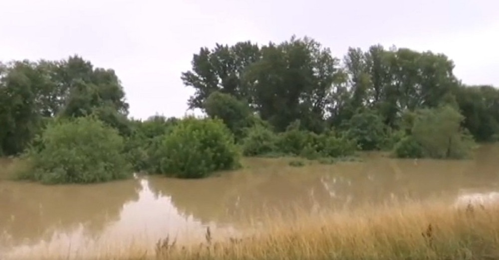 Selo Jaša Tomić u opasnosti, meštani strahuju hoće li nasip izdržati! (VIDEO)