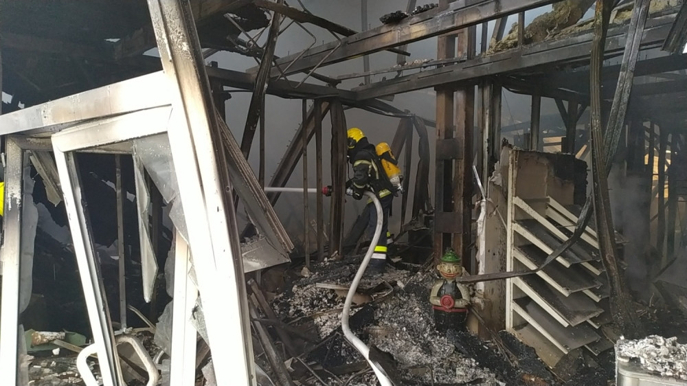 Radnik slučajno otišao do prodavnice u gluvo doba noći, kada se vratio video je da mu uspavale drugove okružuje vatra!