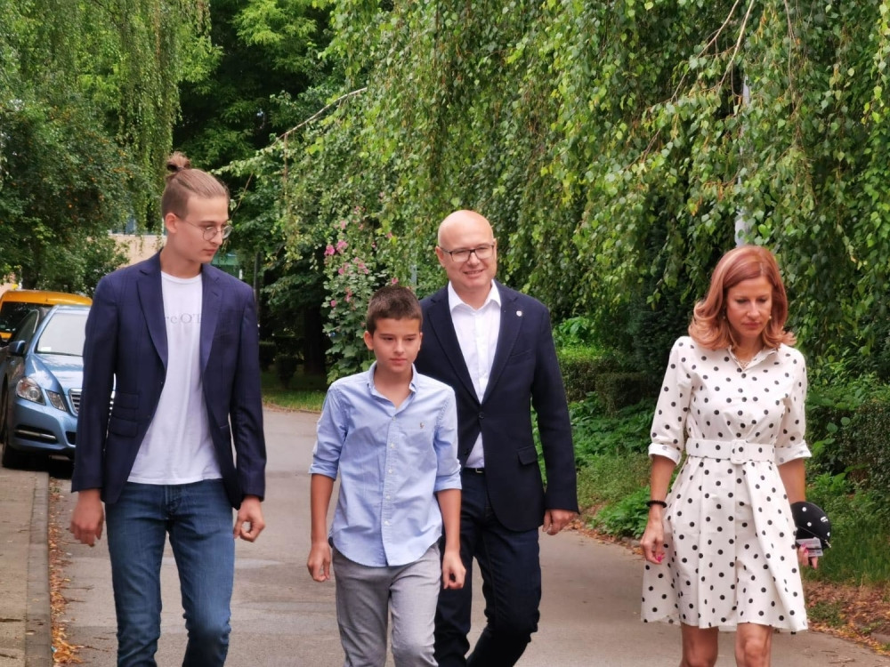 Vučević sa porodicom na biralište (FOTO, VIDEO)