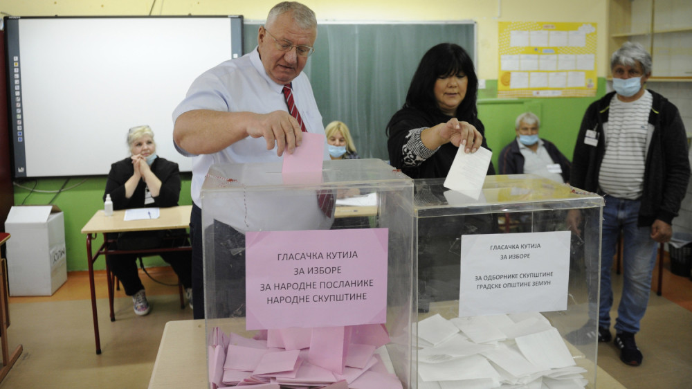 Šešelj se u društvu supruge i sinova pojavio na biračkom mestu, a poglede koje je uputio Jadranki su svima zapali za oko (FOTO)