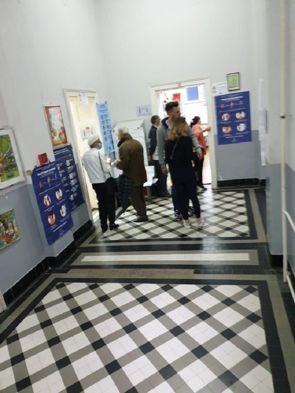 Pavlović i Vuković zajedno na biralištu, a desna ruka sekretara DS-a pokušala da se sakrije (FOTO)