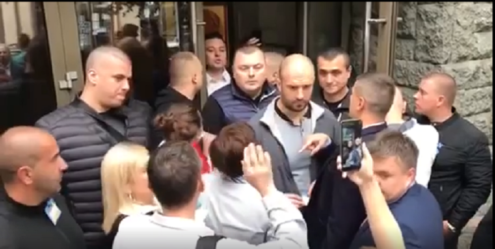 Lutovac sa privatnim obezbeđenjem ne da demokratama da uđu na sednicu Glavnog odbora DS (VIDEO)