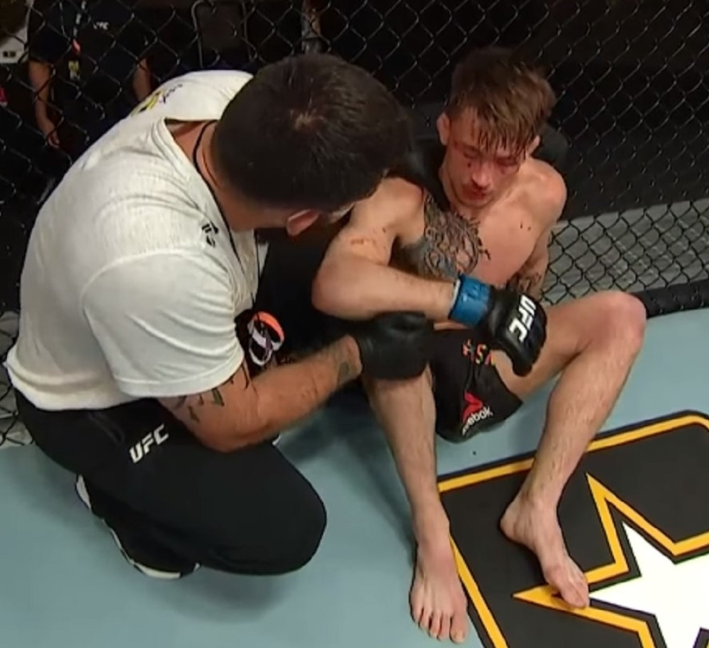 Sav krvav molio da preda meč, trener mu nije dozvolio! (VIDEO)