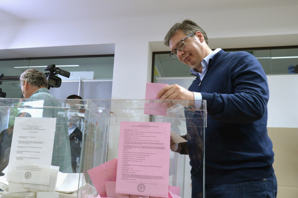 Vučić strpljivo čekao u redu sa građanima! (FOTO/VIDEO)