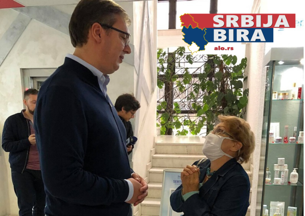 Vučić čekao u redu za glasanje, a ispred njega stala jedna žena. O njenim rečima sada bruji cela Srbija (FOTO/VIDEO)