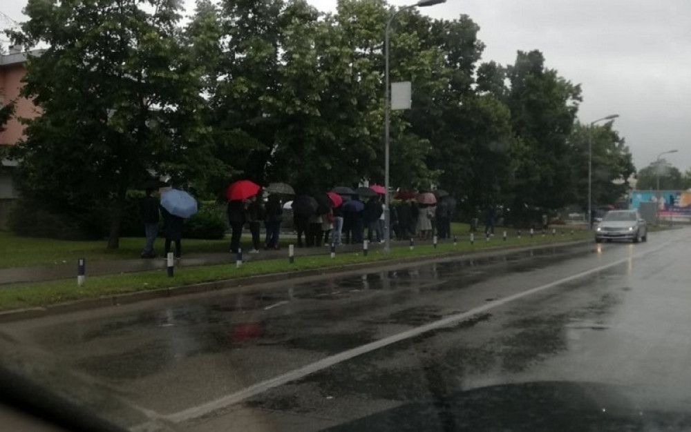 Formiran ogroman red ispred Konzulata Srbije u Banjaluci, narod se odazvao (FOTO)