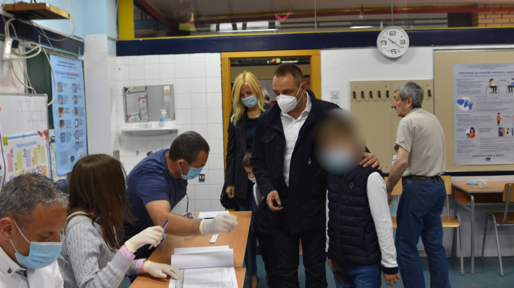 Vulin je na biračko mesto došao u pratnji supruge i dvojice sinova