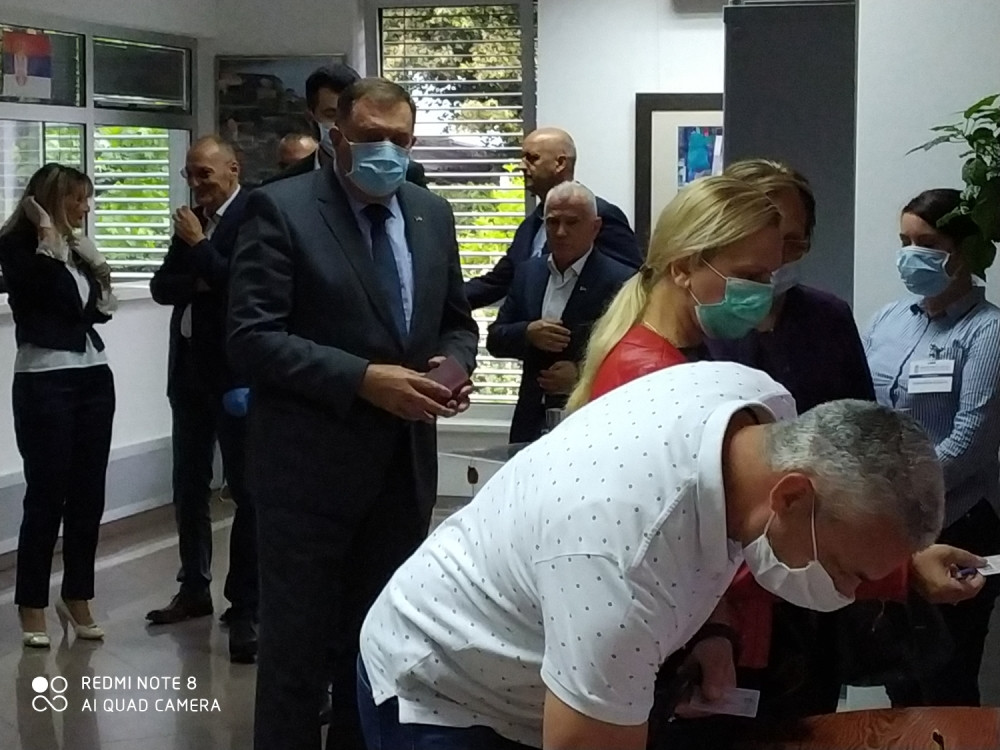 Milorad Dodik se sa sinom Igorom pojavio na glasanju (FOTO)