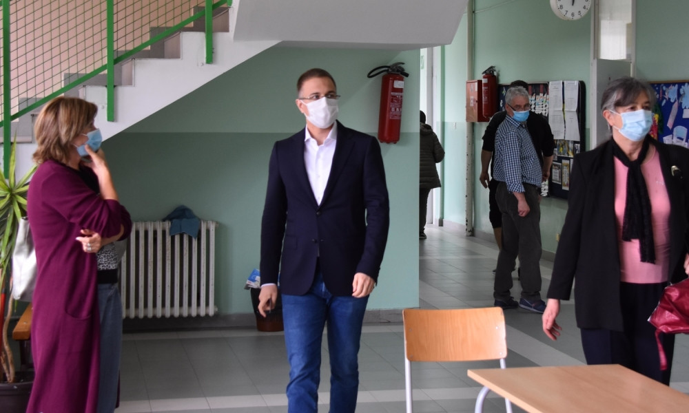 Ministar policije Nebojša Stefanović glasao na Bežanijskoj kosi (FOTO)