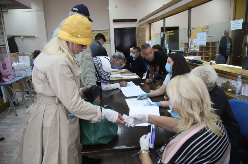 Cakana stigla na glasanje sa suprugom, pa poručila: "Pozivam i svoje kolege da isto urade!"