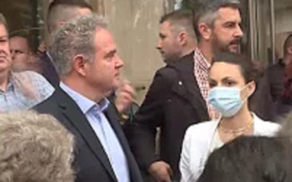 Otpuštena sekretarica Zorana Lutovca pala u nesvest!