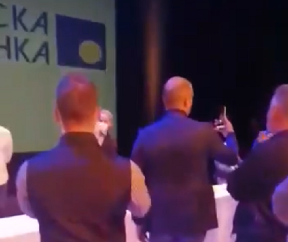 Članstvo skočilo na binu, počela opšta tuča, Lutovac bežao pred besnom ruljom koja mu je vikala: OSTAVKA, OSTAVKA!