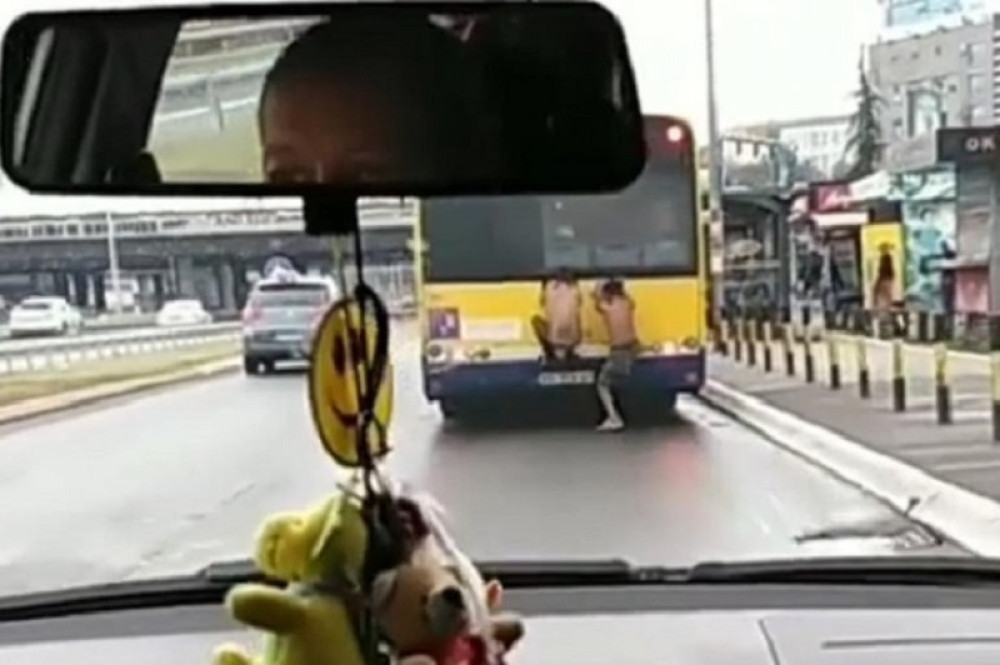 Dečaci se zakačili za zadnji deo autobusa, pa se tako vozili kroz Beograd! (VIDEO)