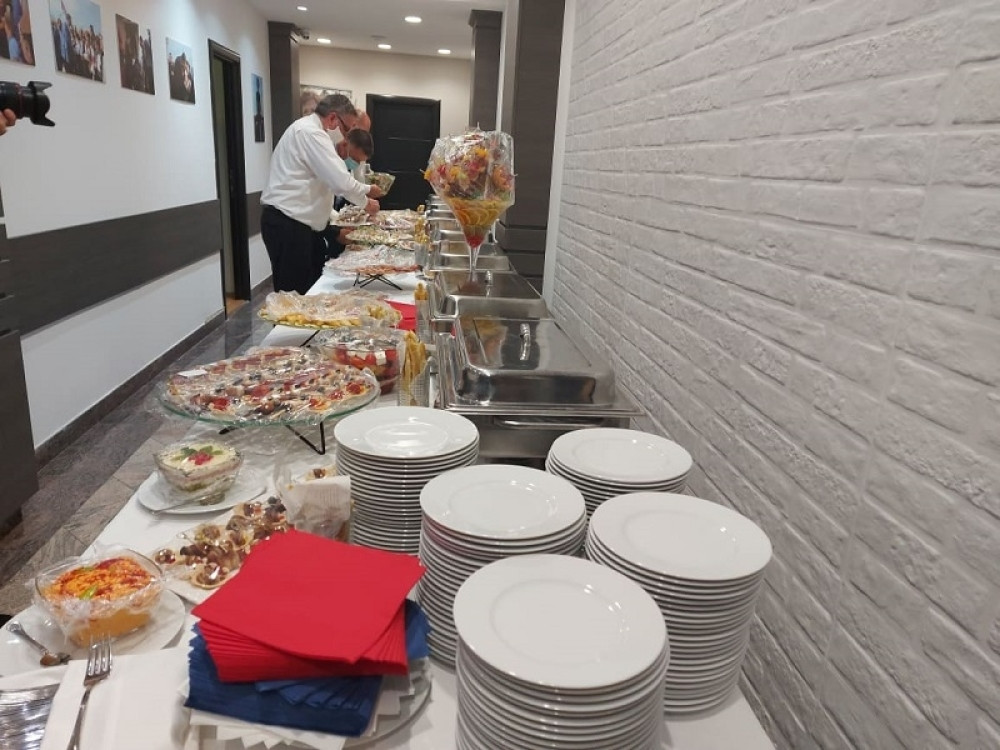 Pogledajte kakvu su gozbu spremili u štabu SNS-a za goste