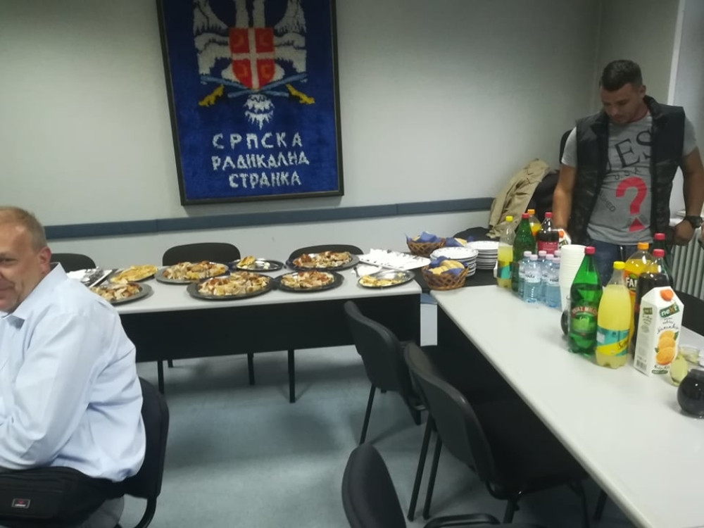 Evo kako se u štabu Radikala dočekuju izborni rezultati (FOTO)