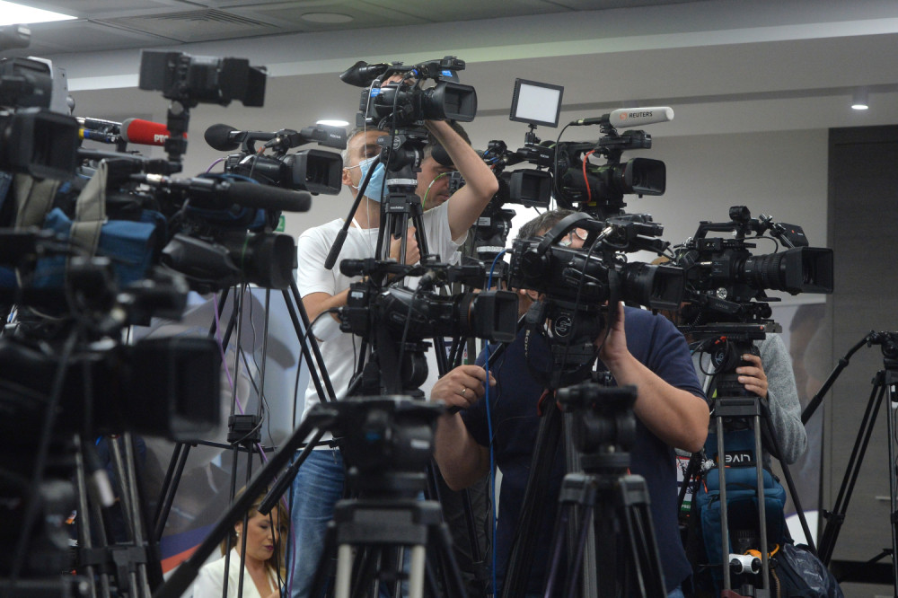 Večeras svi gledaju u Zoranu Mihajlović i Jadranku Joksimović, fotografi nisu prestajali da ih slikaju