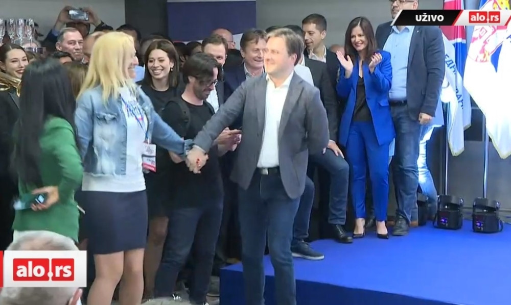 Premijerka i Nikola Selaković zaigrali kolo, a onda je krenulo neverovatno slavlje! Trubači ne staju! (VIDEO)