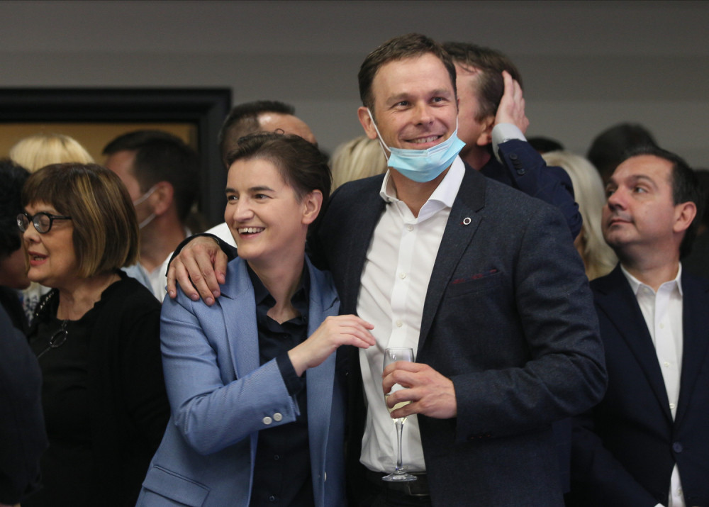 Brnabićeva i Mali zagrljeni nazdravljaju i slave pobedu (VIDEO)