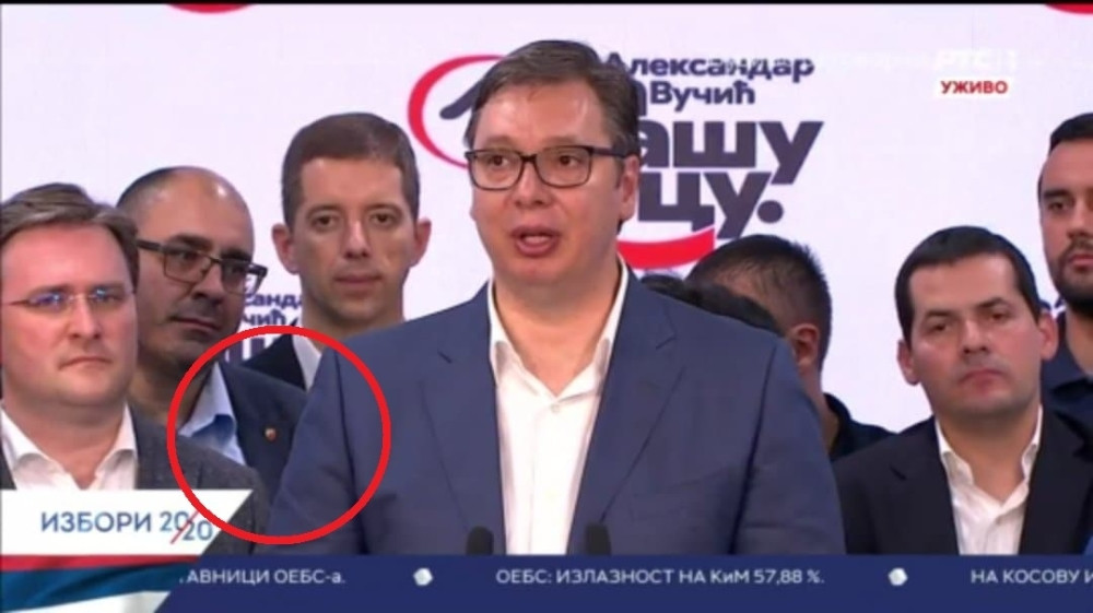 Svi gledali u značku na reveru čoveka iza Vučića (FOTO)