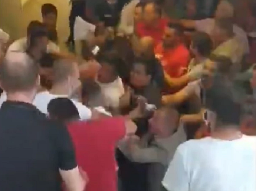 Poslanici i odbornici Demokrata probili kordon u Skupštini opštine! (VIDEO)