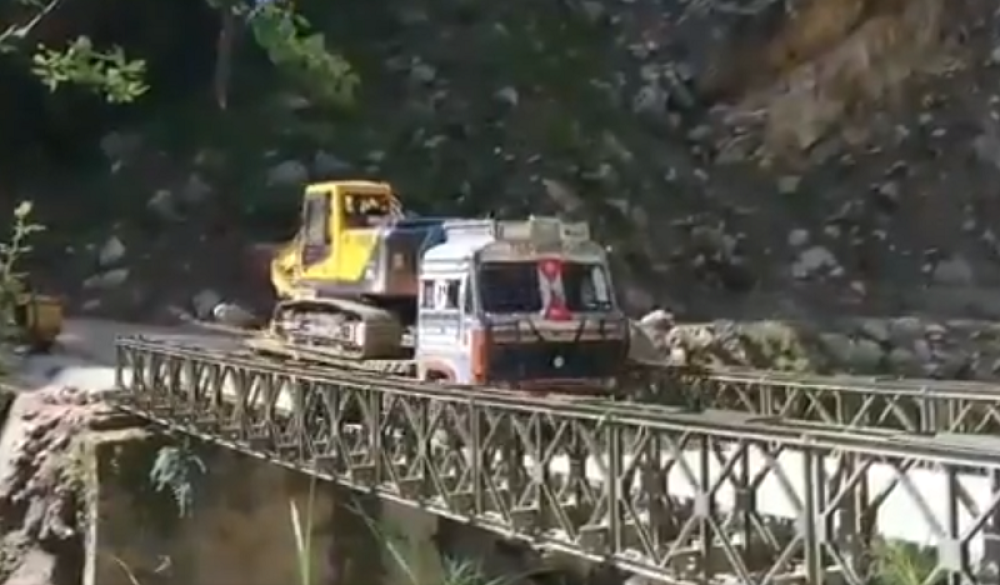 Kamion sa teškim tovarom krenuo preko mosta, a onda je usledio dramatičan trenutak! (VIDEO)