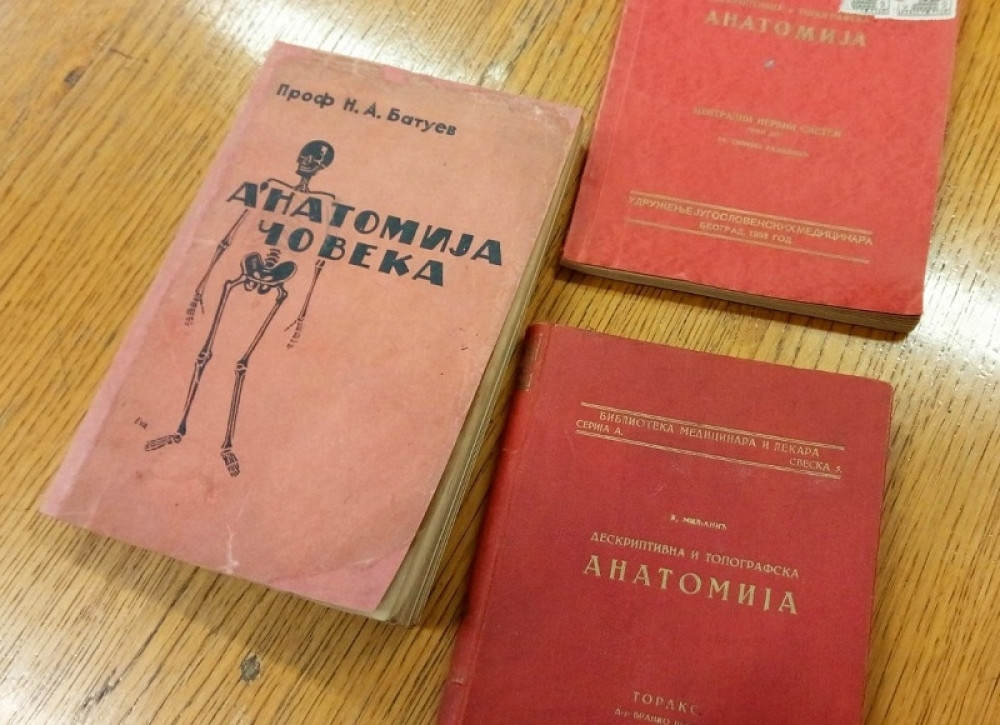 Studenti Medicinskog fakulteta u Beogradu nemaju predavanja, a za ispite još uče iz crvene knjižice skromnih korica
