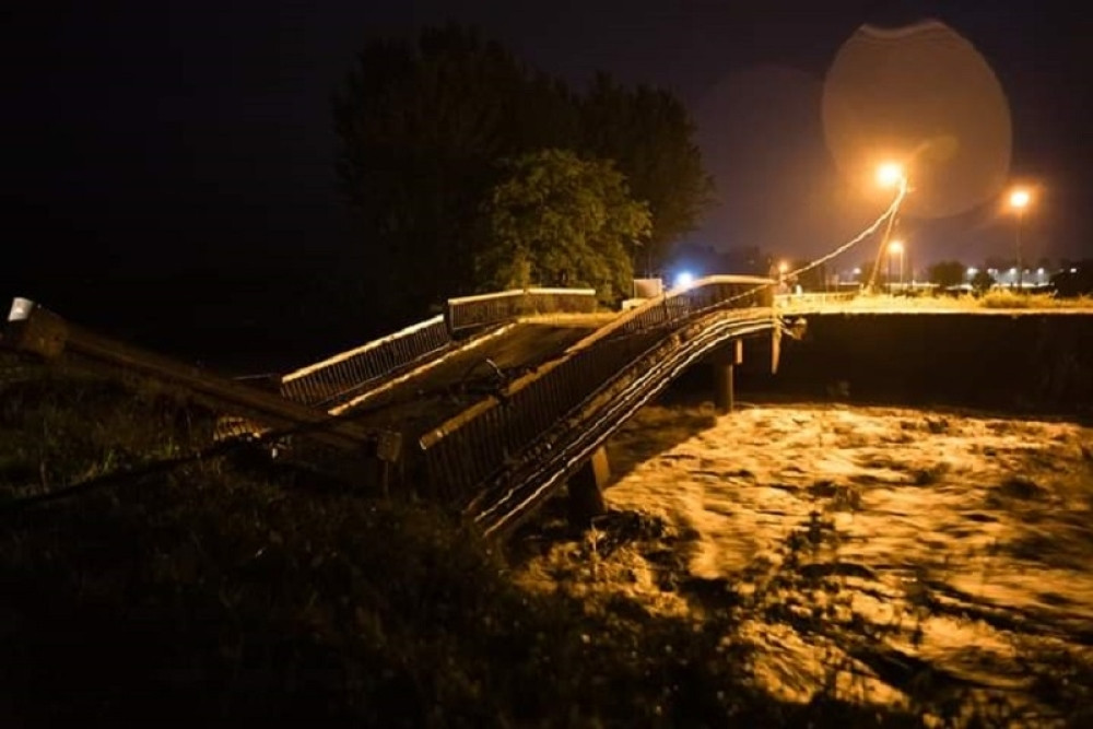 Voda odnela most u Ljuboviji, pod vodom 500 kuća! (FOTO, VIDEO)