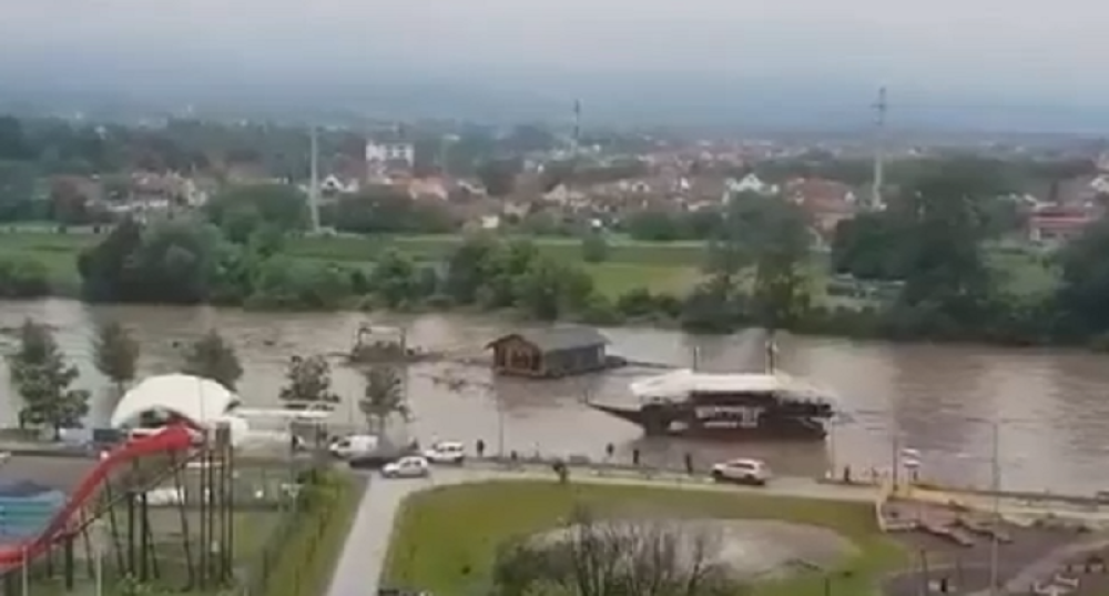 Građani pretrnuti od straha gledali šta pluta Ibrom - U Kraljevu se odvija prava drama (VIDEO)