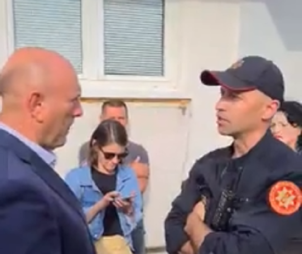 Radović i Carević pred vratima Opštine, Milova policija stigla iz Podgorice, blokiraju ulaz!