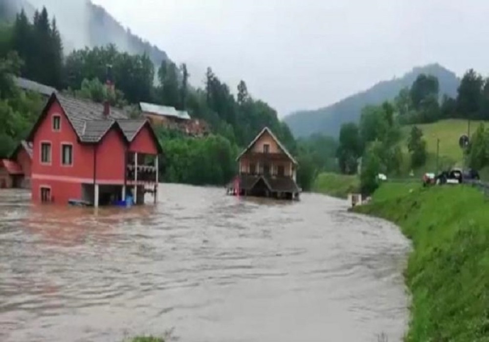 Kuće opkoljene vodom i podrumi potopljeni, porodice zarobljene, svuda su odroni, putevi odsečeni!