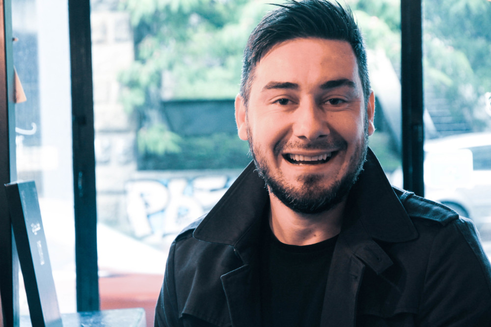 Dejan Stojilković: Pevač velikog talenta i čarobnog glasa koji donosi čistu emociju